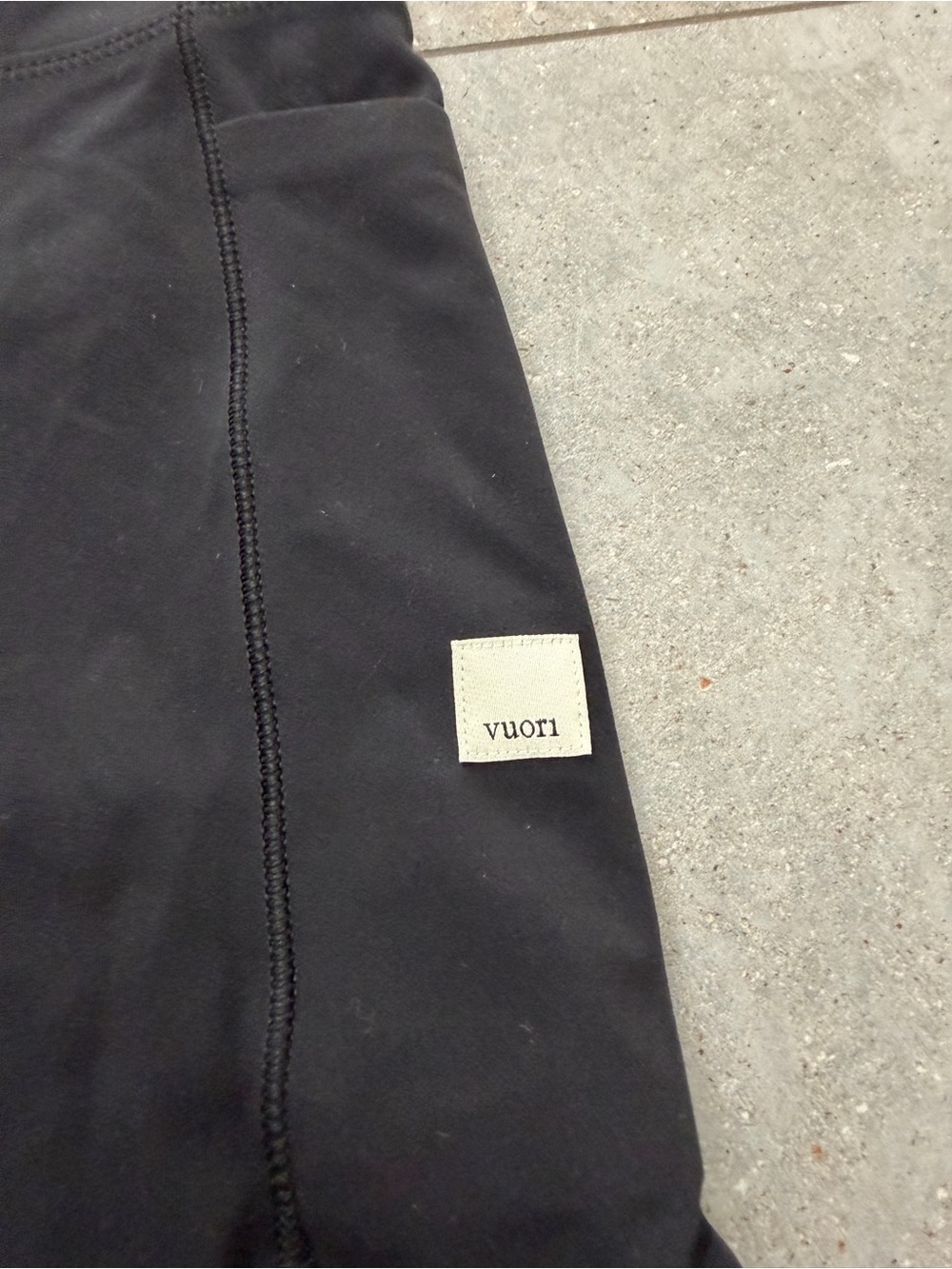 Vuori AllTheForm Legging - Short 22” - Picture 4 of 6